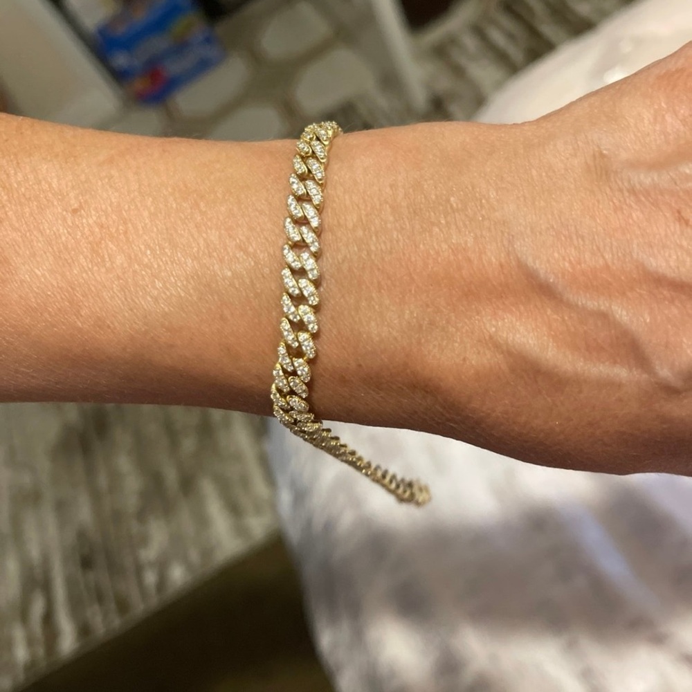 Elegant Gold Bracelet with Sparkling Accents